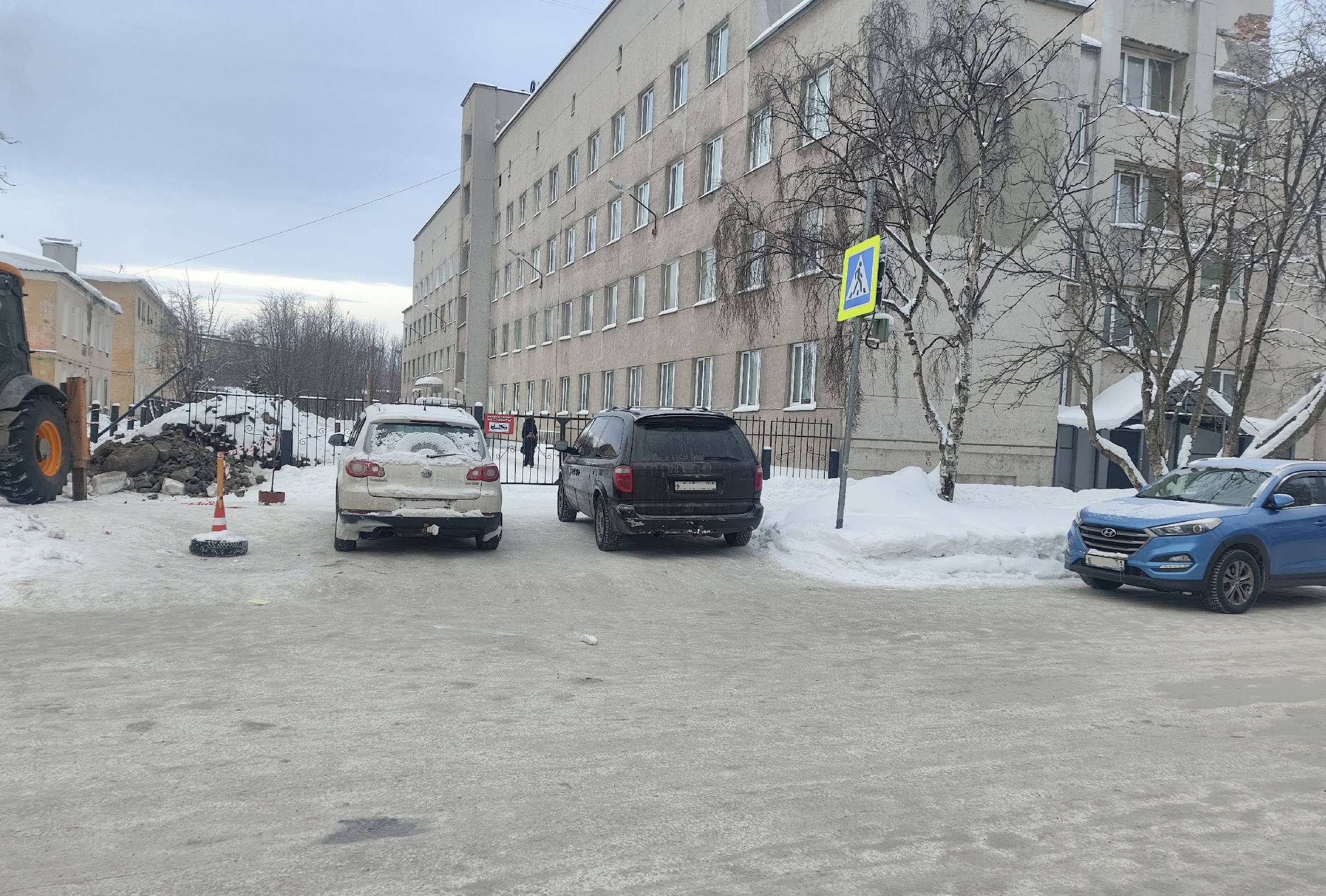 «Каждый день одно и то же»: В Коле на пр. Советском водители блокируют тротуар у больницы