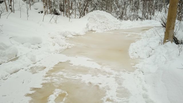 Зимние разливы: участки дорог в Колвице и к аэропорту Мурманск подтопило и заковало в лед