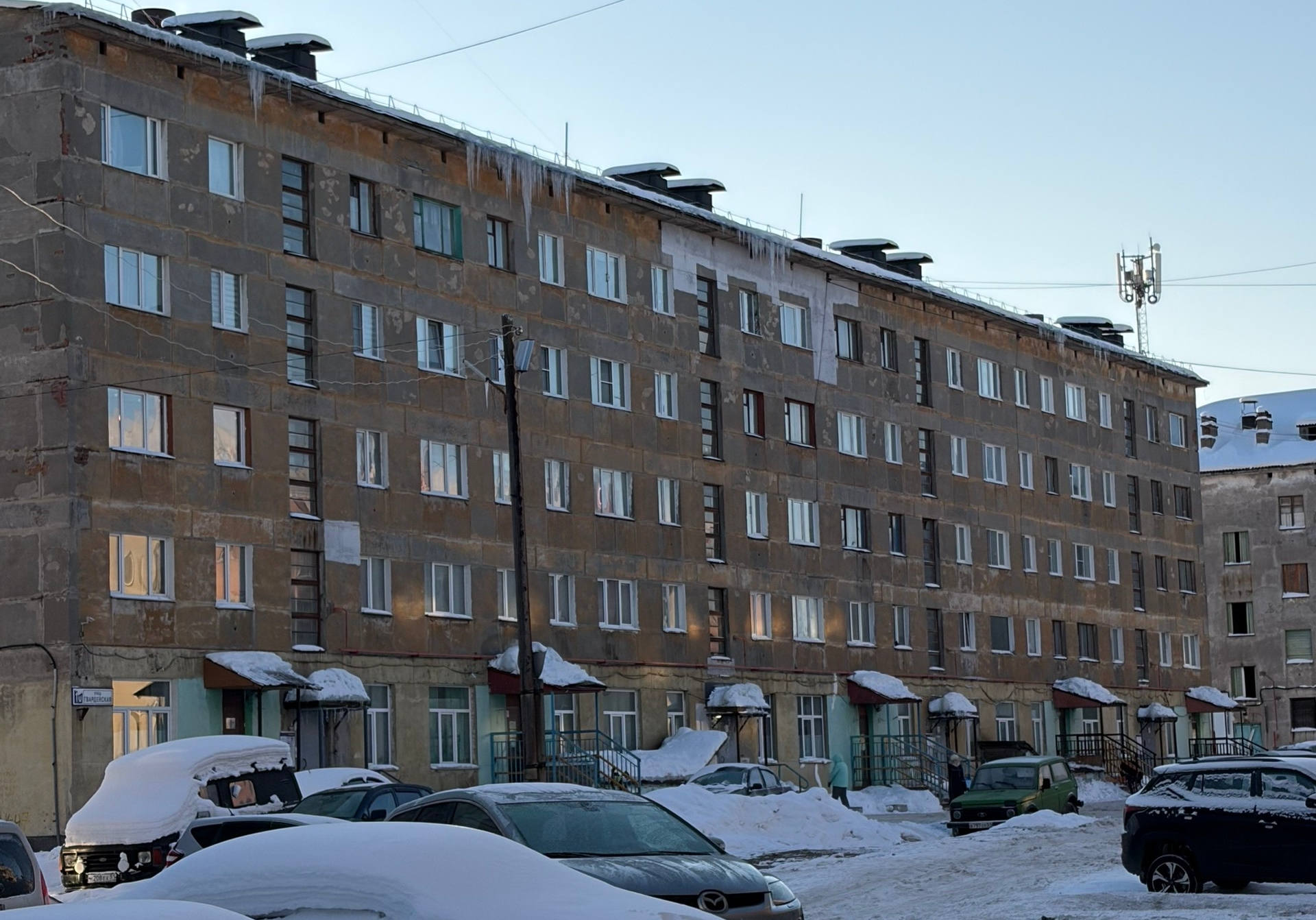 «Ждём, когда упадут на голову?»: в Североморске сосульки нависли над домом, где работает детский сад