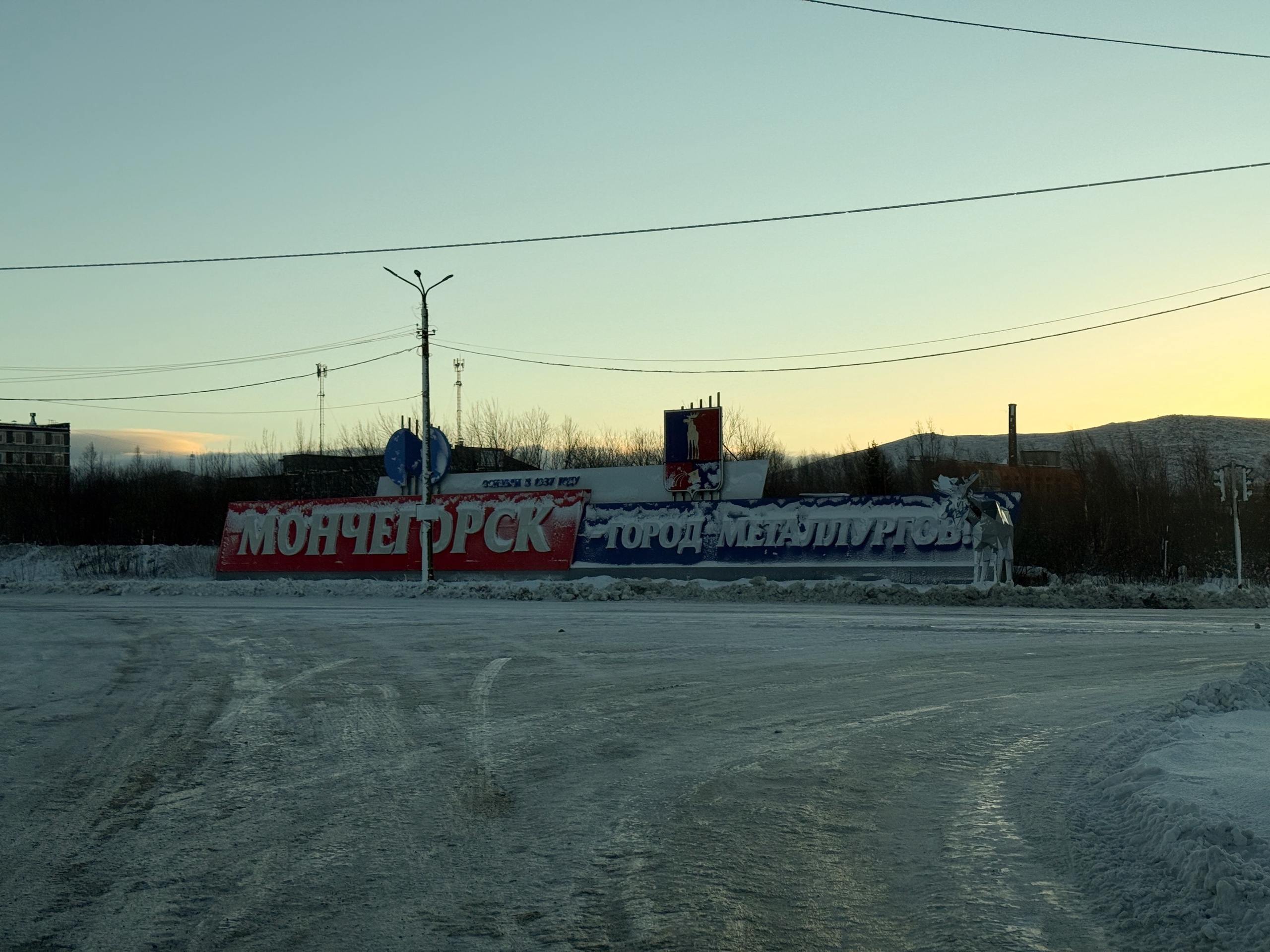 «Просим ПДН вмешаться»: в Мончегорске мат и агрессия подростков на детской площадке довели жильцов до отчаяния