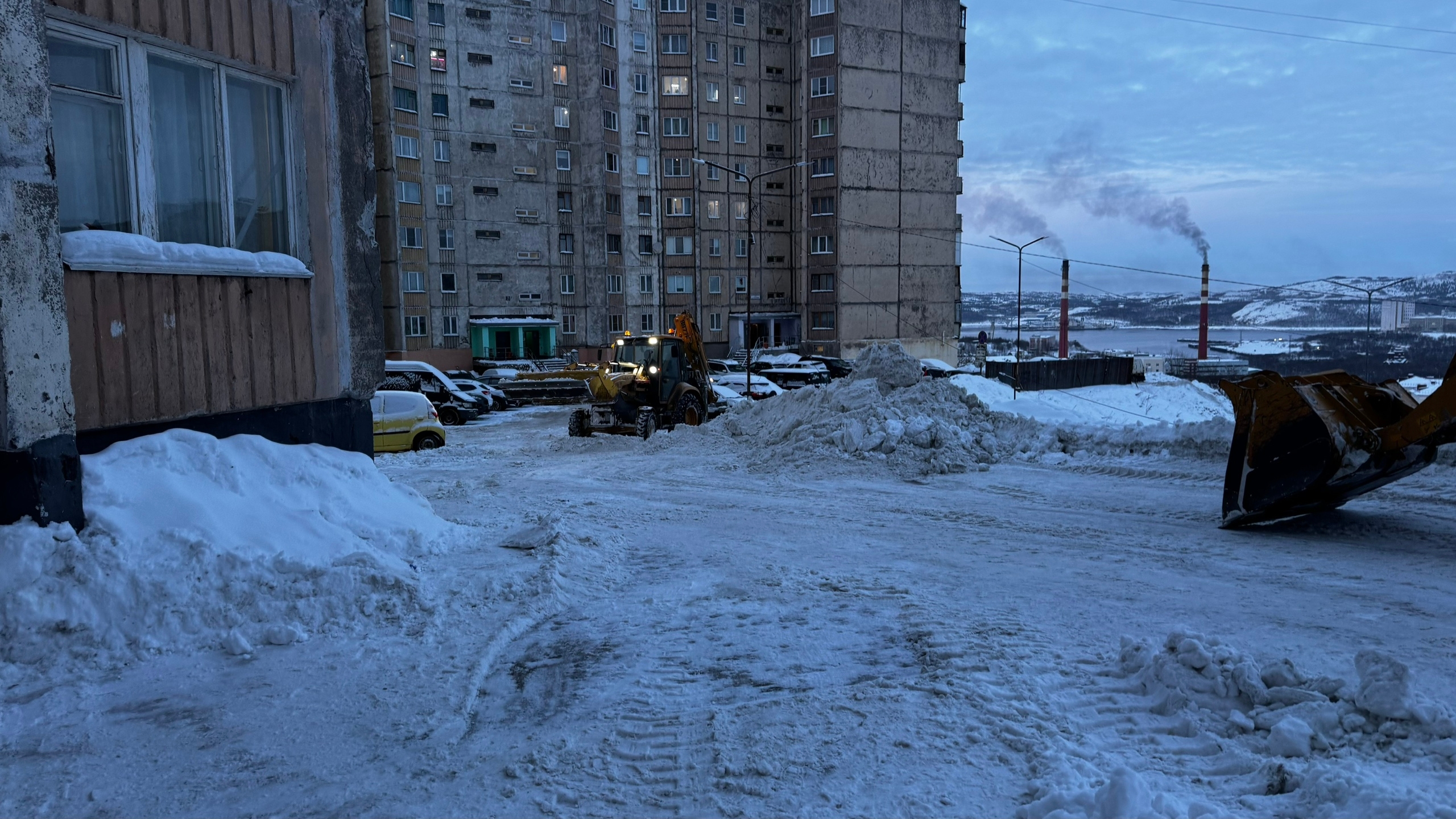 Пока одни тонут в сугробах, другие благодарят: в Североморске УК оперативно вычистила и вывезла снег из узкого двора