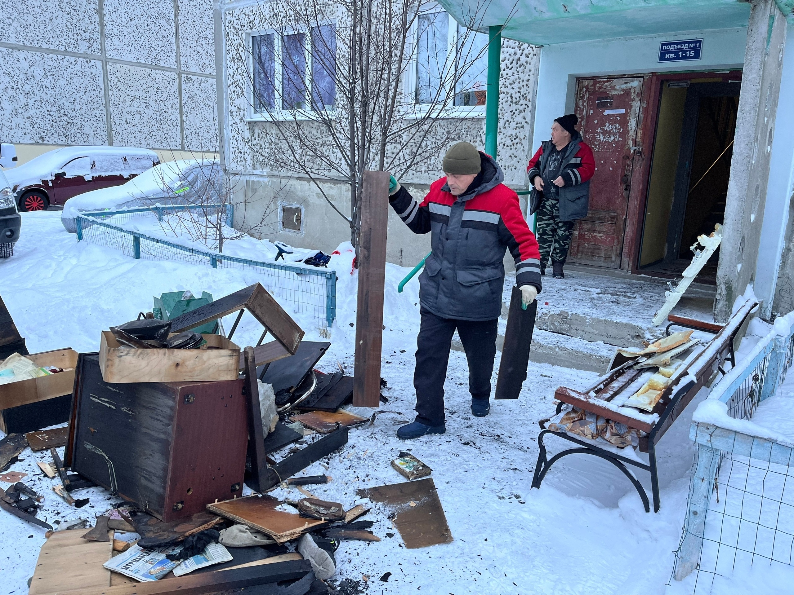 В Умбе восстановили подъезд дома после смертельного пожара