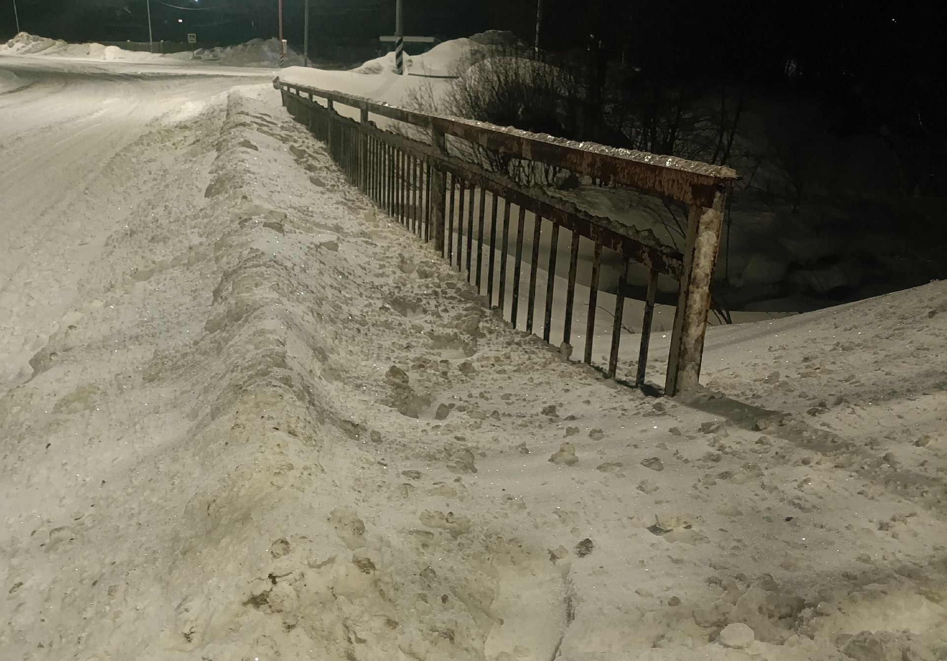 «Нам лететь?»: в Кандалакше после расчистки дорог тротуары превратились в снежные баррикады