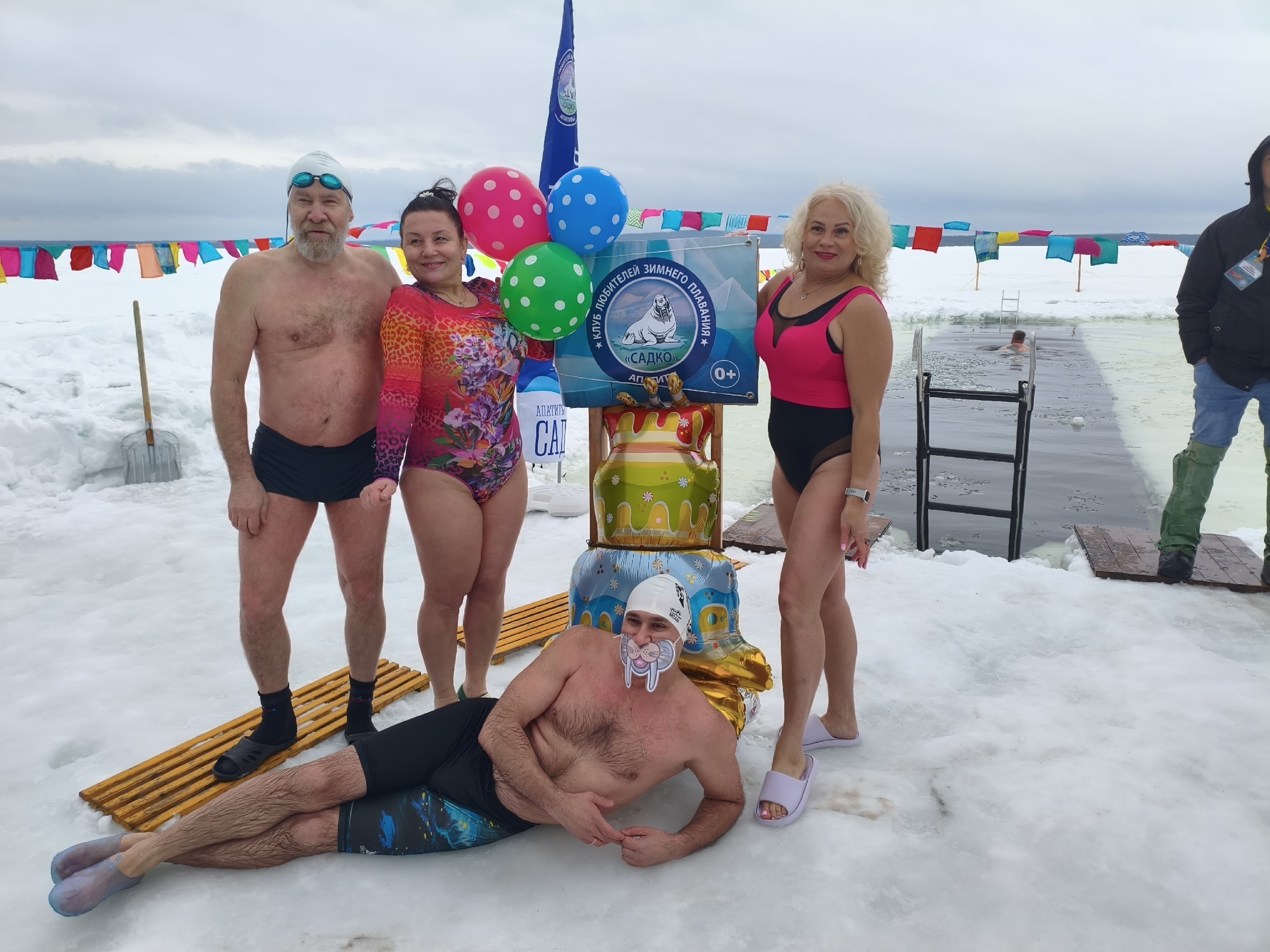 Ледяной заплыв в Тик-Губе: 84 «моржа» со всей области отметили 40-летие клуба «Садко»