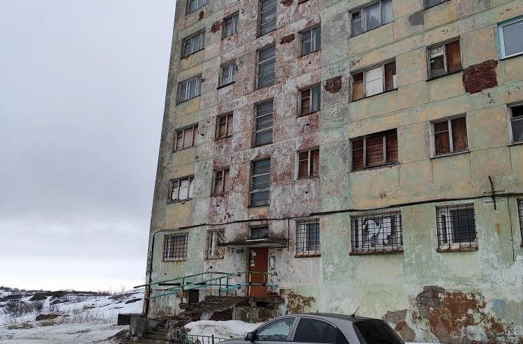 «Расселения не будет»: дом с выбитыми окнами в Полярном решили отремонтировать ради рабочих завода