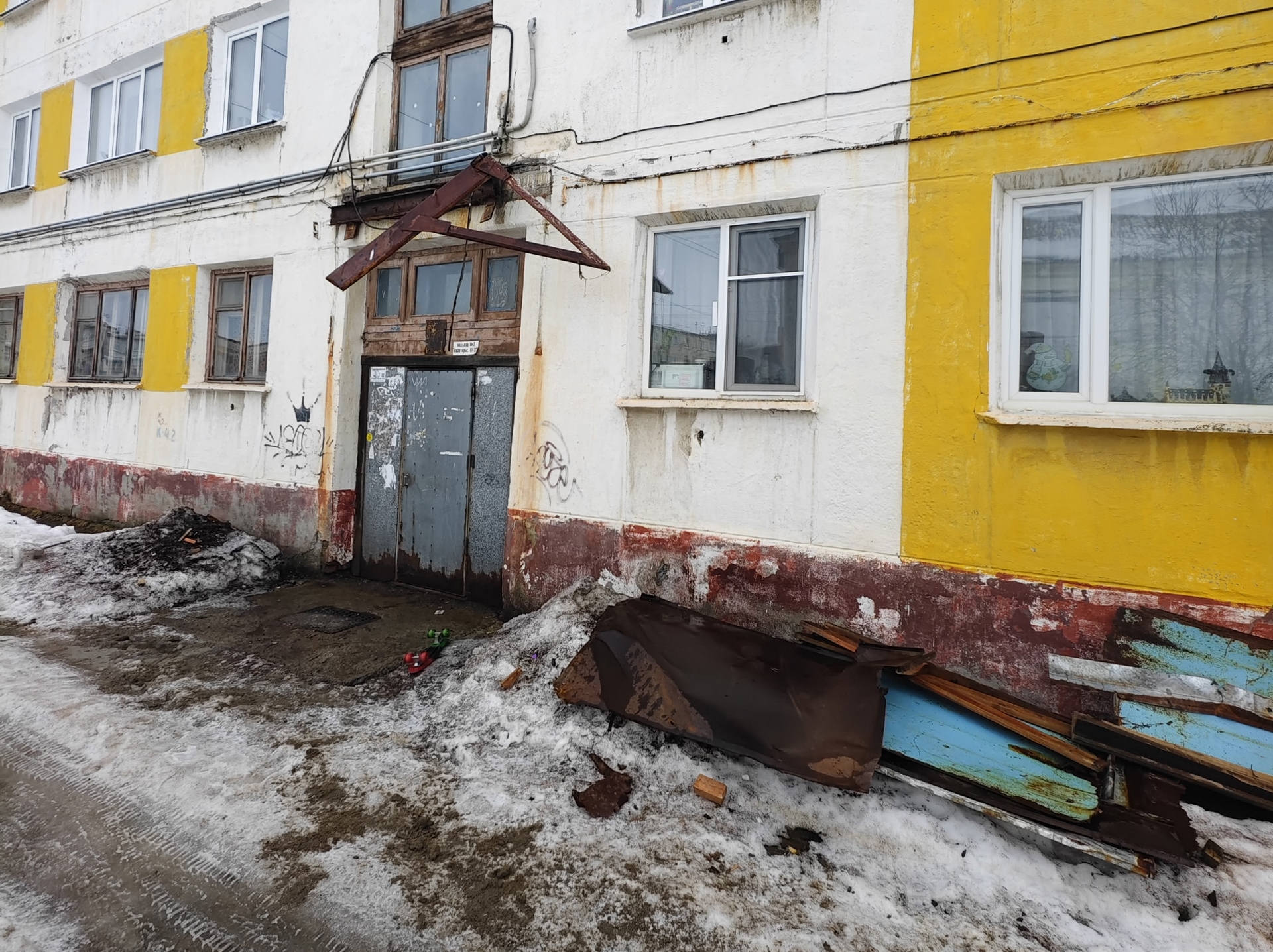 Не пережил весну: В Заполярном у дома на Шмакова рухнул подъездный козырёк