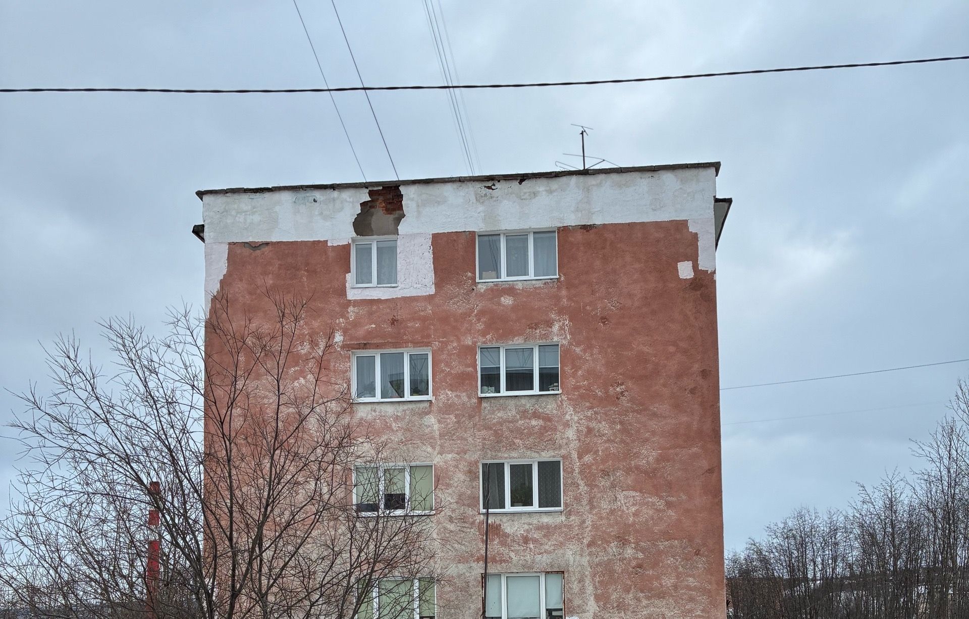 В Коле куски фасада упали с пятого этажа на тротуар — прохожие чудом избежали травм