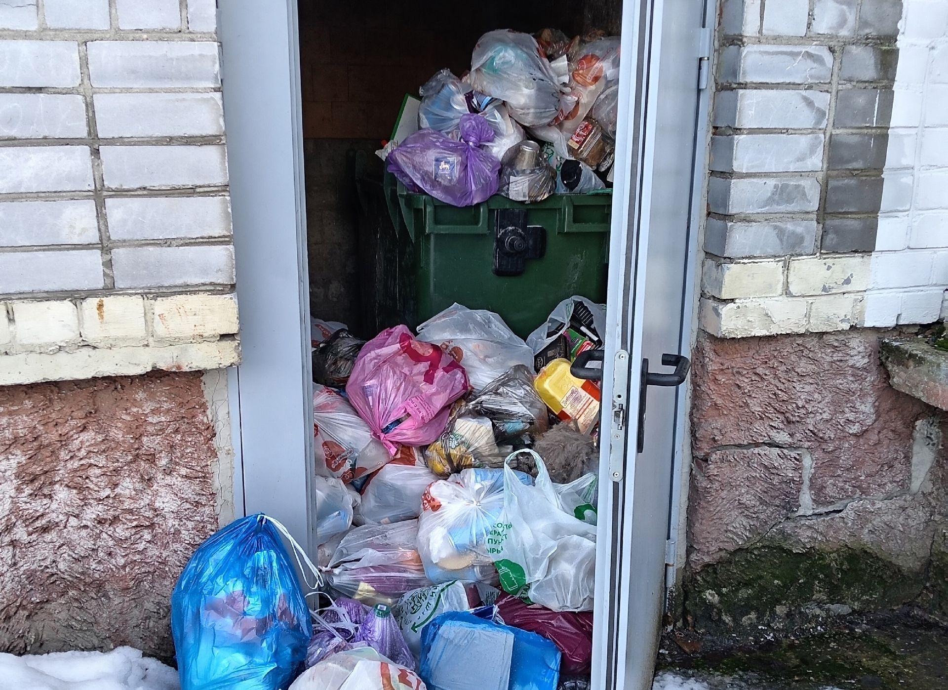 В Оленегорске жильцы подъезда задыхаются от помоев соседей, которым «лень дойти до контейнера»