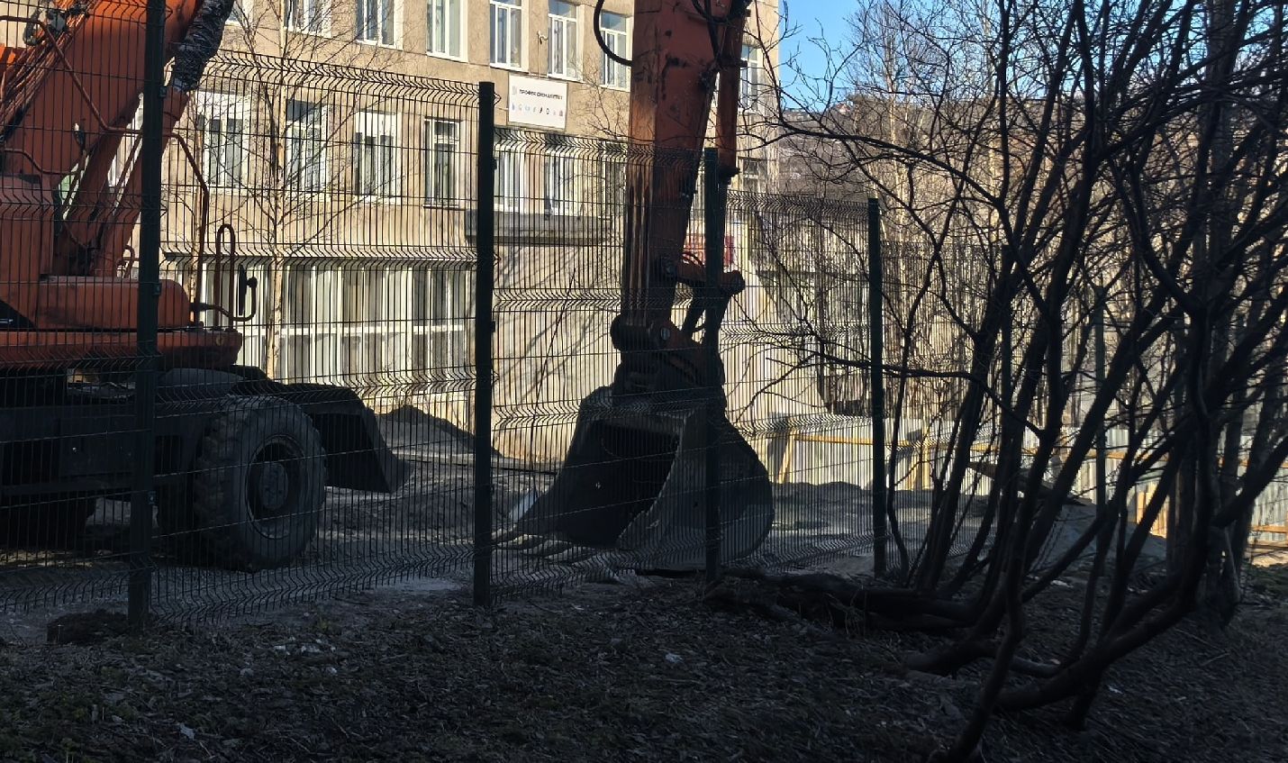 В Коле у алиментщика арестовали и выставили на торги экскаватор