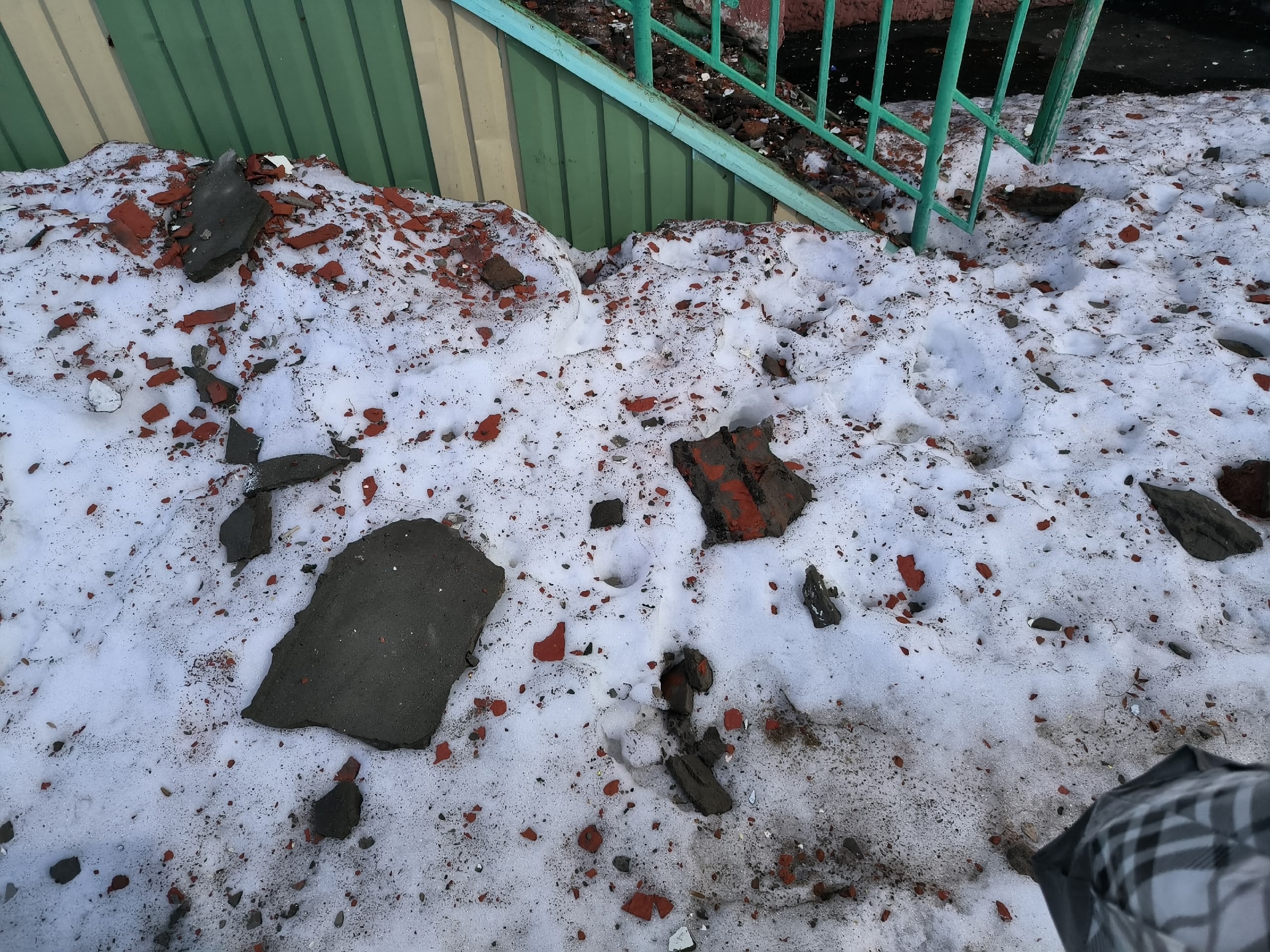 «Обрушились внушительные куски»: в Полярном разваливается фасад жилого дома на Советской