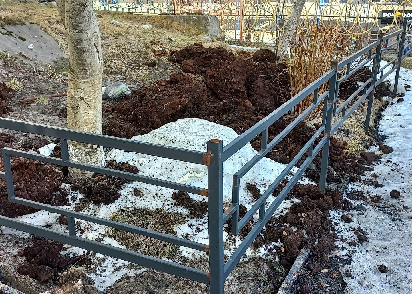 В Полярном коммунальщики замуровали палисадники кучами грунта и забором без проходов