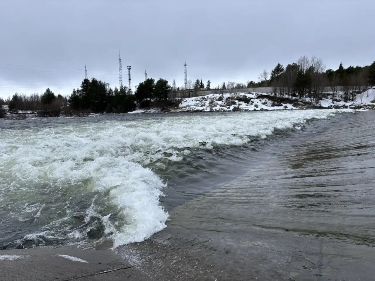 В Кандалакше открыли водосброс на Нива ГЭС-3: жителей призывают к осторожности