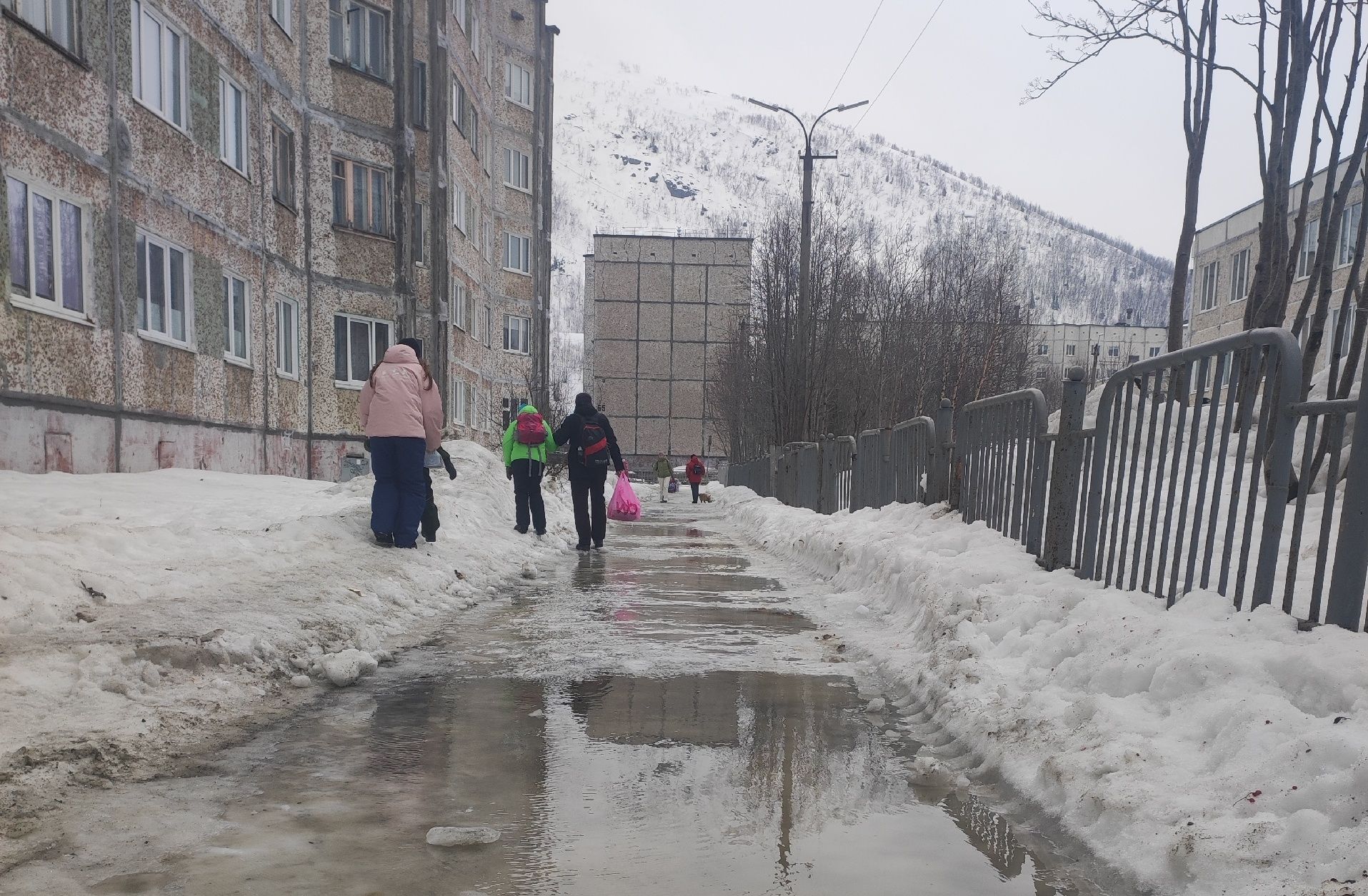 Кировск уходит под воду: пешеходы штурмуют сугробы и «минные поля»