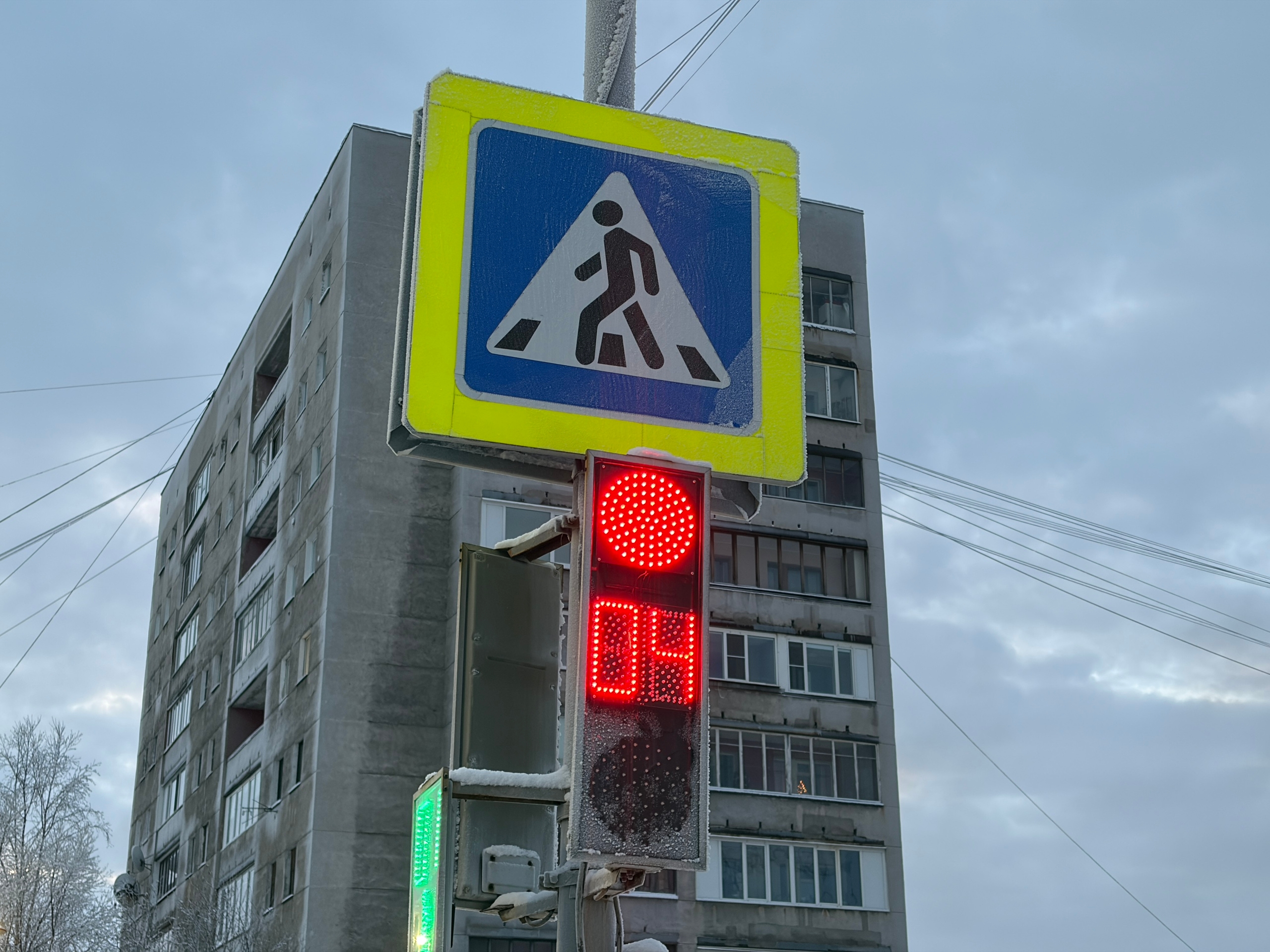 В Сафонове лихач на «красный» едва не снёс пешехода прямо на «зебре»