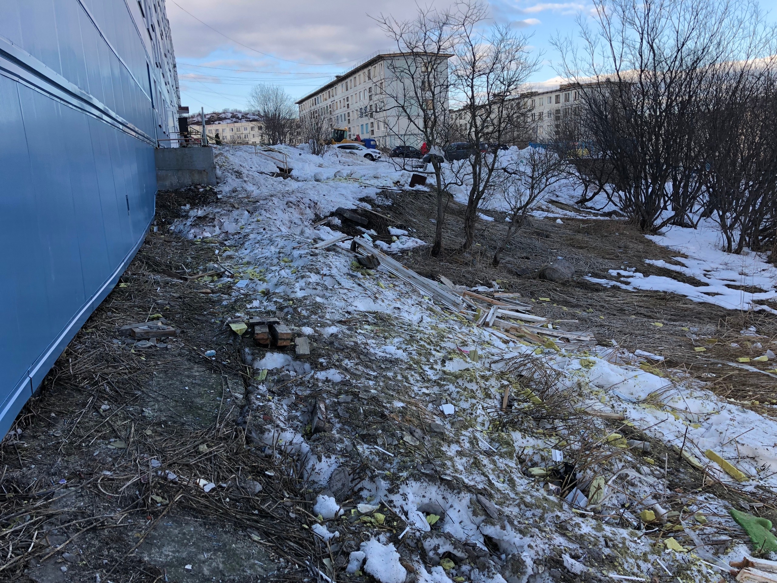 «Кто должен убирать?»: в ЗАТО Александровск после ремонта домов остатки утеплителя разлетаются по дворам