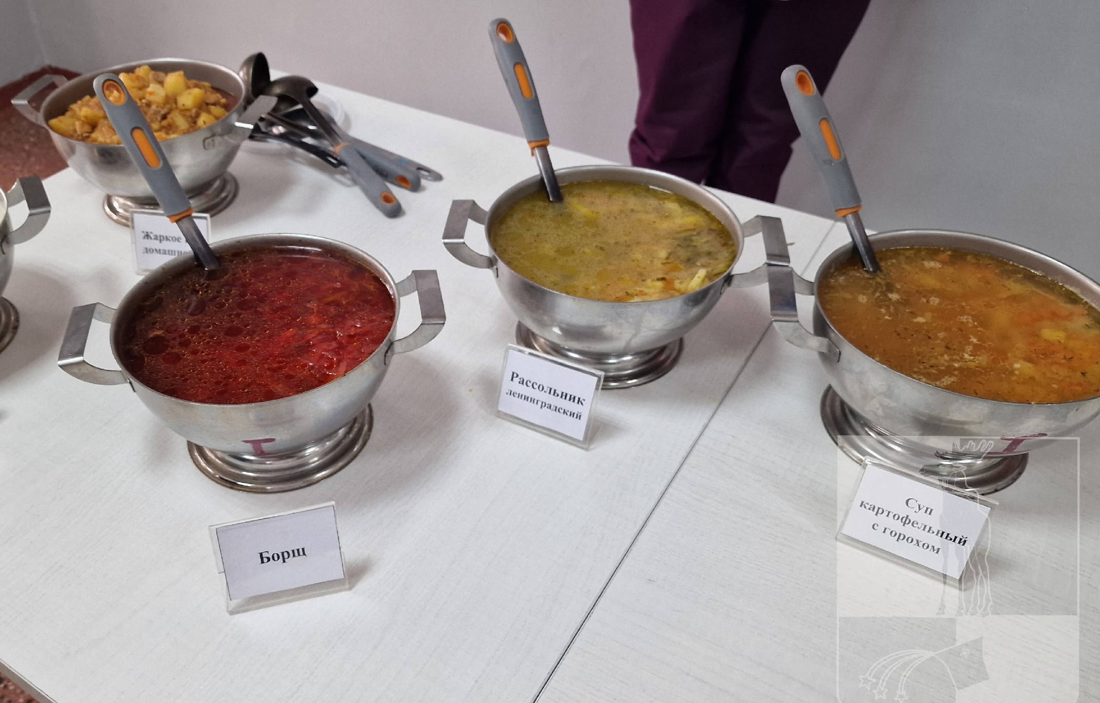 Рассольник ленинградский и напиток из брусники: в Мончегорске родители оценили школьное меню