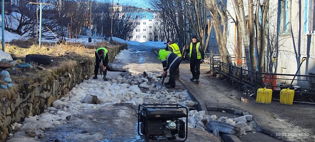 В Полярном освободили из ледяного плена двор многоквартирного дома