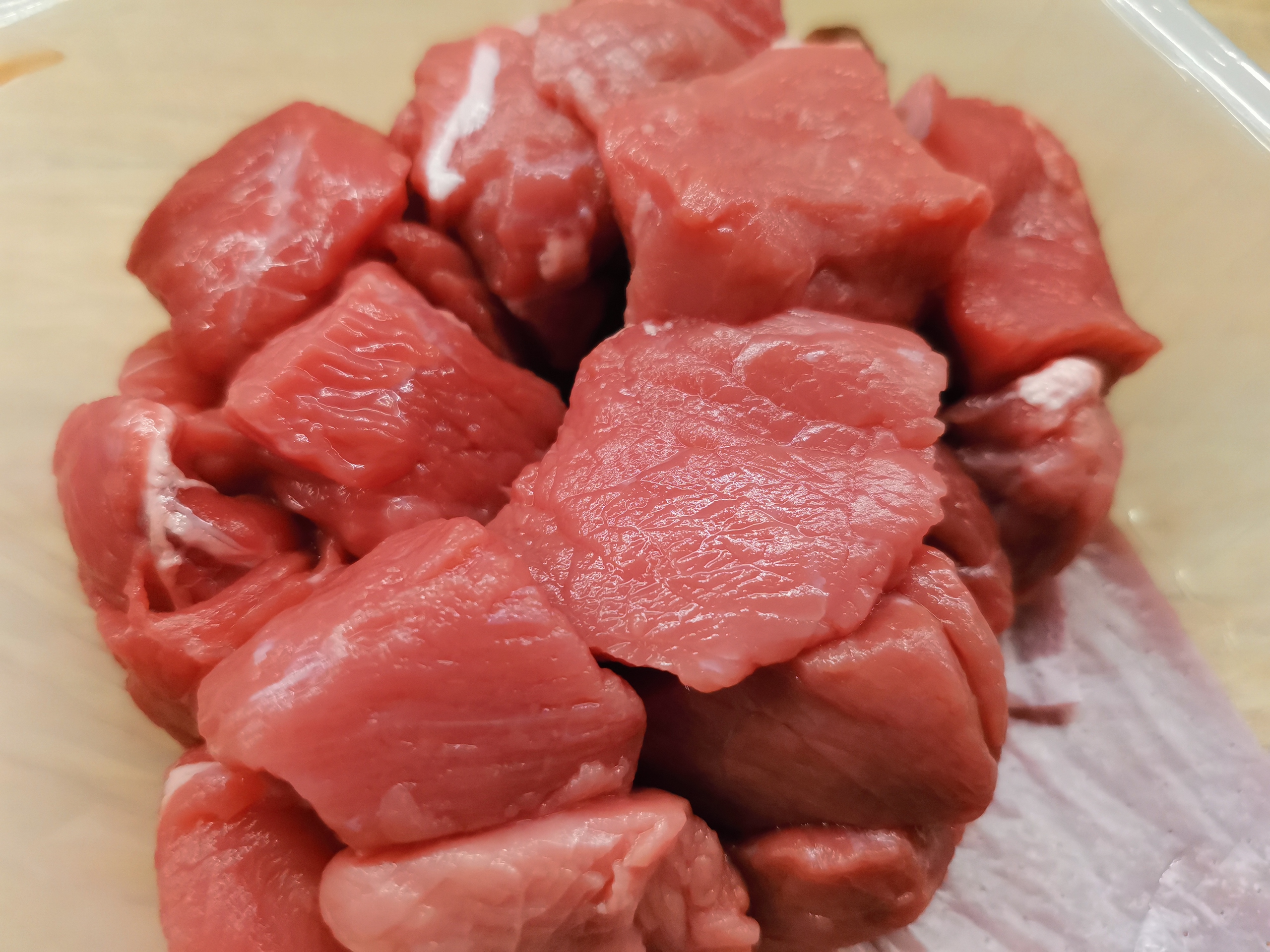 В Полярных Зорях в столовой учреждения образования хранили мясо и яйца неизвестного происхождения