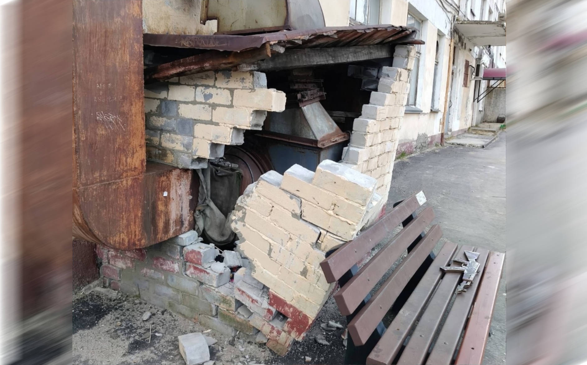 «Основание трубы подпёрто лавочкой»: в Никеле у пятиэтажки разваливается вентиляционная шахта