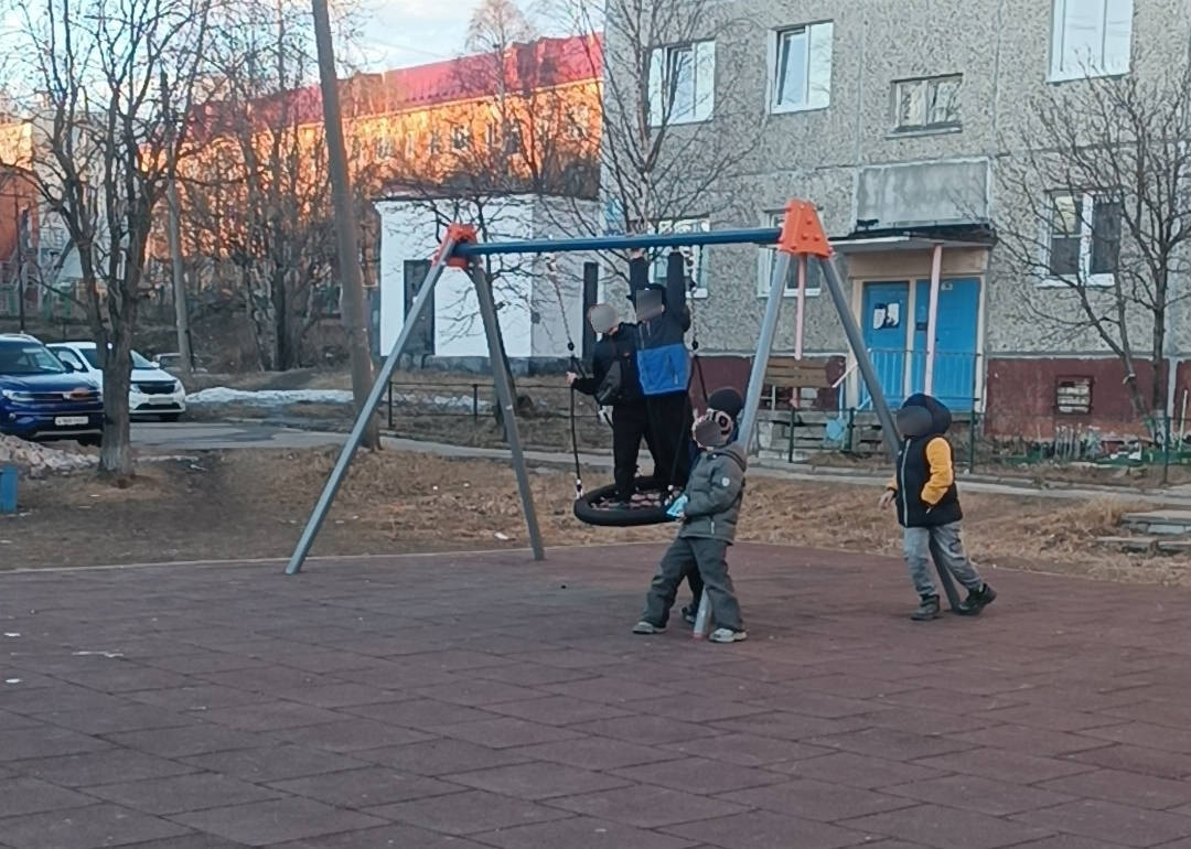 «Уши вянут»: в Кандалакше на Первомайской школьники выживают малышей с детской площадки