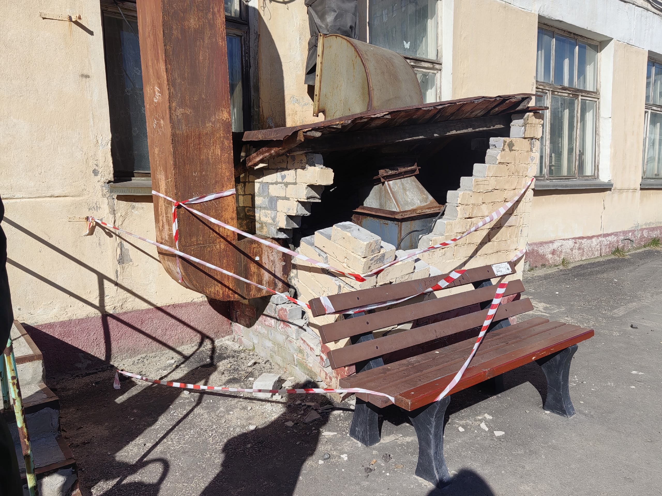 В Никеле починят опасную подпорку пятиэтажной трубы дома, которая держалась на лавке