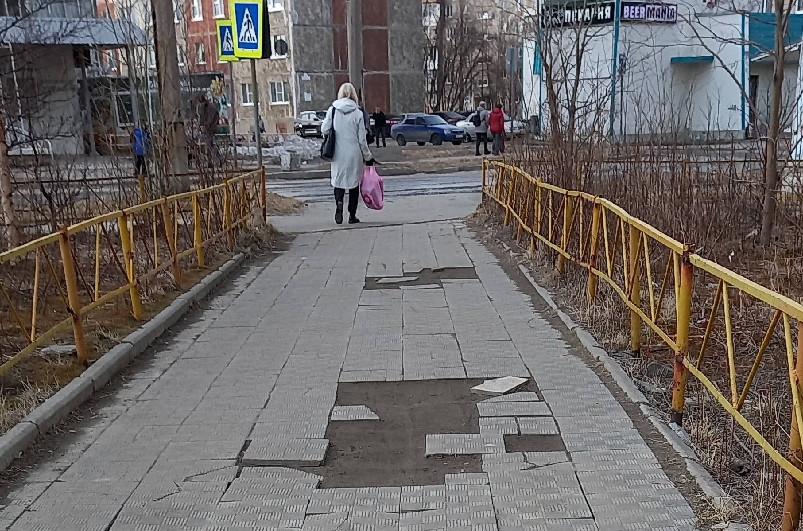 «Под ногами скользят»: в Мончегорске на Климентьева шатается и разваливается тротуарная плитка