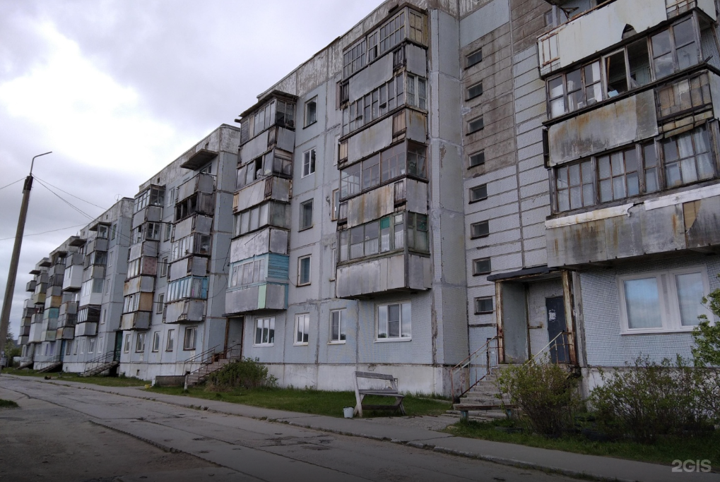 «Скоро утеплители на улицу вылезут»: в Алакуртти жильцы домов на Кузнецова сами затыкают швы в стенах