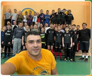 Маленькие футболисты из Ловозера пытаются собрать «сердечки» для победы и выиграть 1 миллион