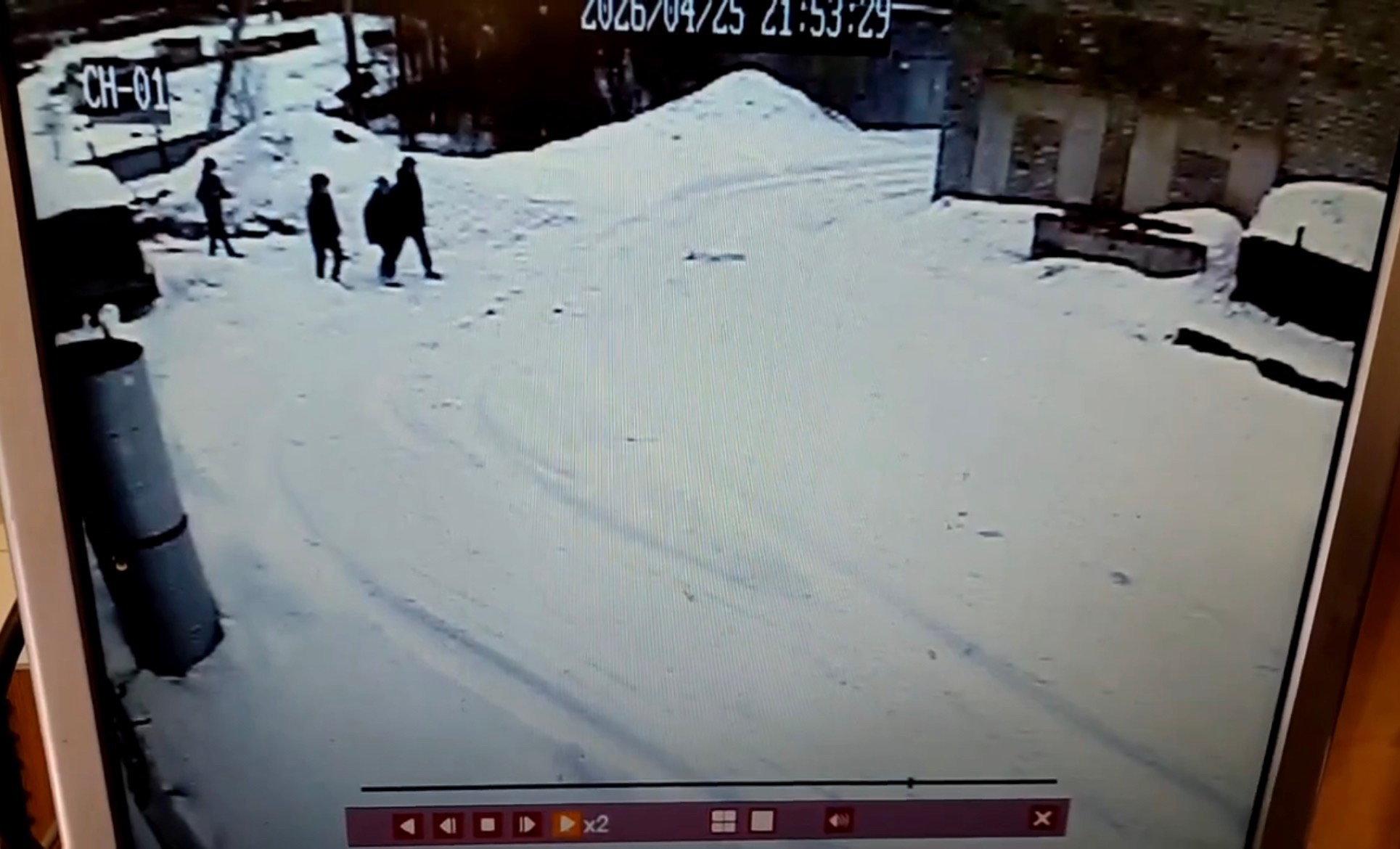 Погром ради забавы: в Мурмашах группа подростков разнесла крыши гаражей, печки и видеокамеры