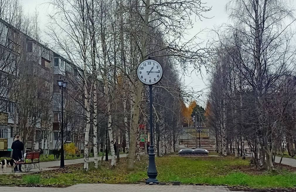 Ход стрелок не радует: в Полярных Зорях затянулся ремонт городских часов