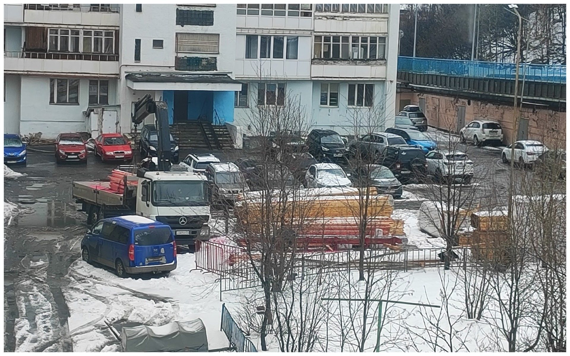 Красят химией и разводят грязь: в Североморске двор на Сафонова превратили в склад для чужого ремонта
