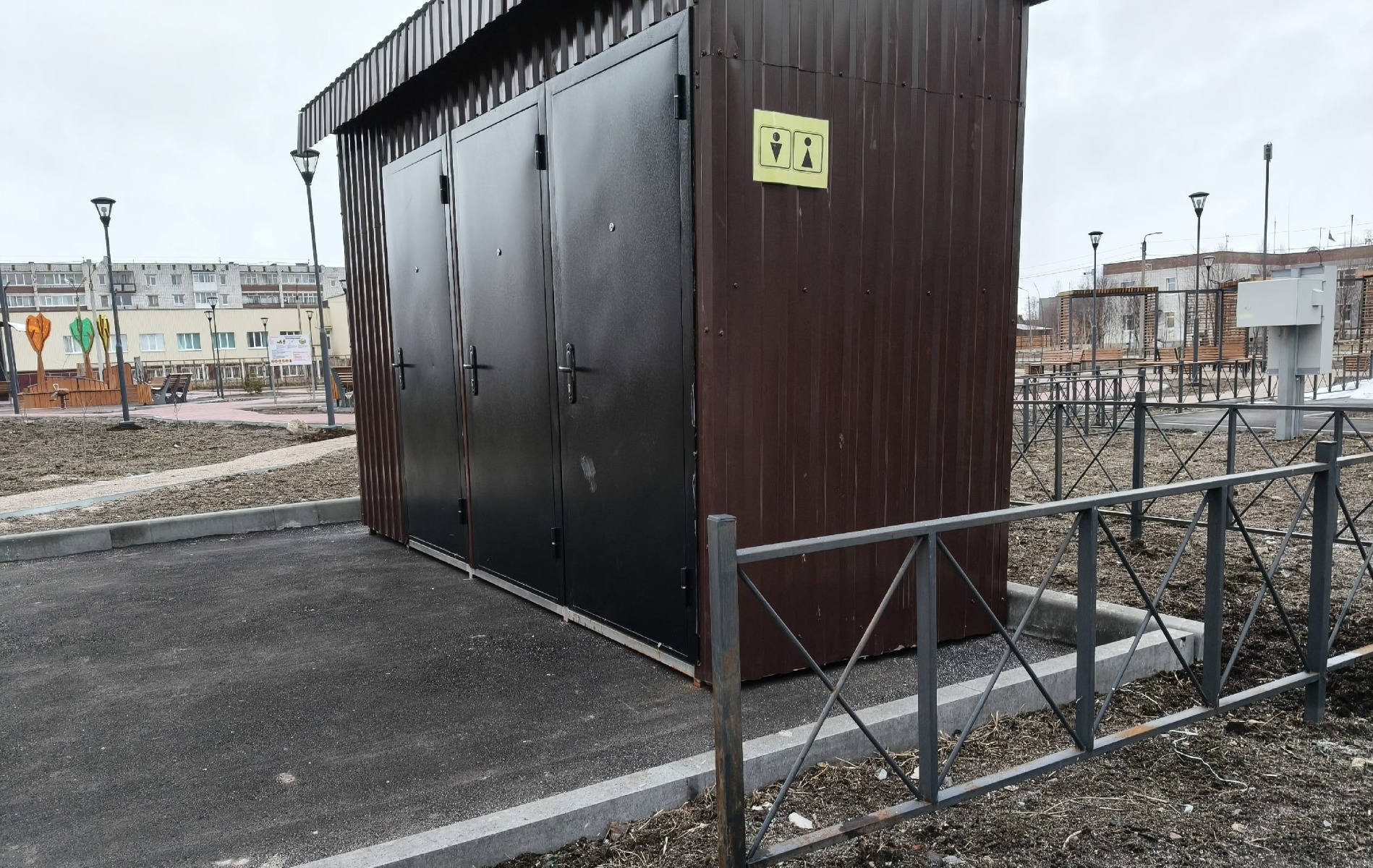 Под замком: в Ловозере пожаловались на запертые туалеты в новом сквере на Пионерской