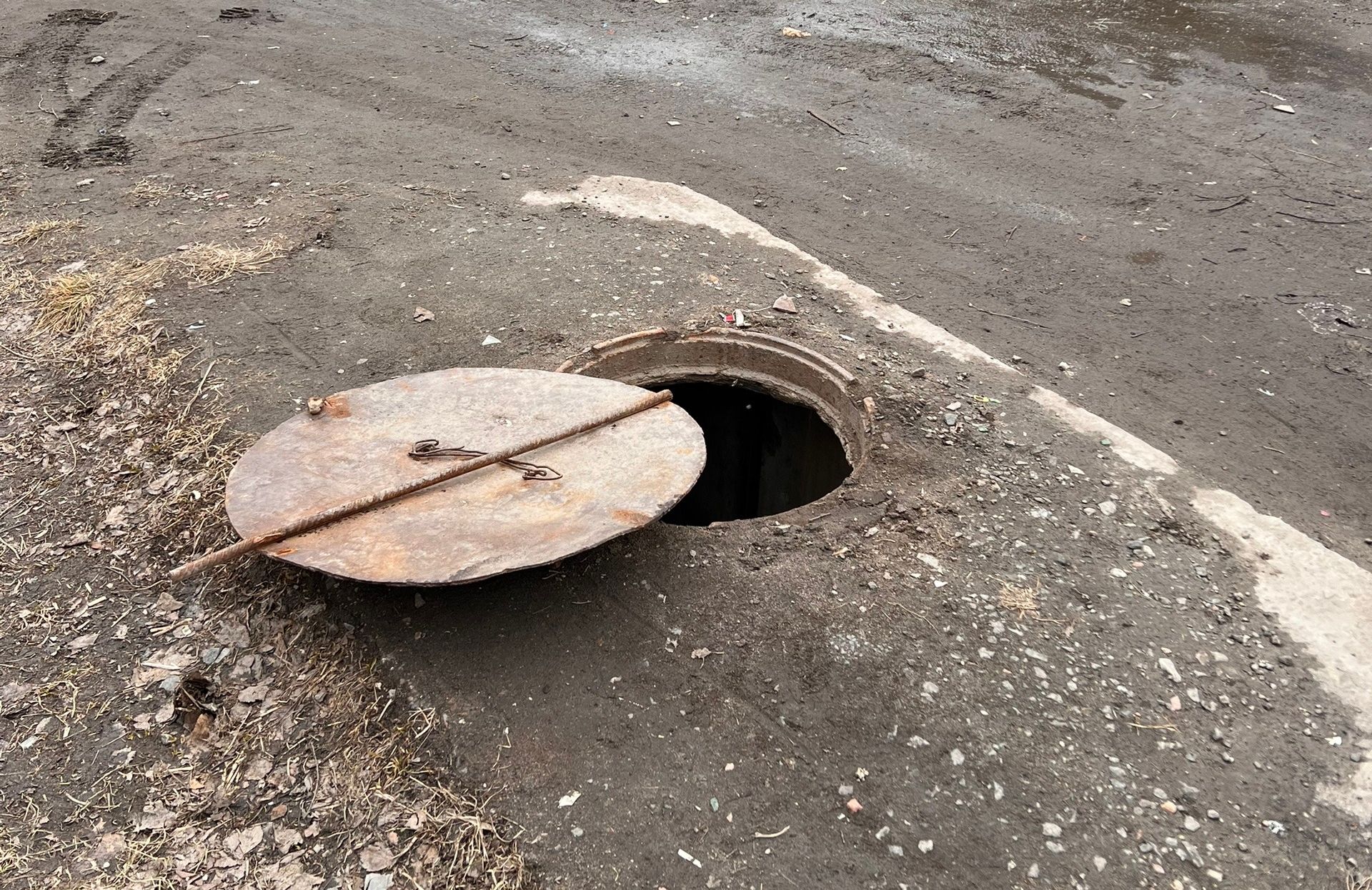«Будем ждать, пока кто-нибудь провалится?»: во дворе Оленегорска год не могут починить опасный люк
