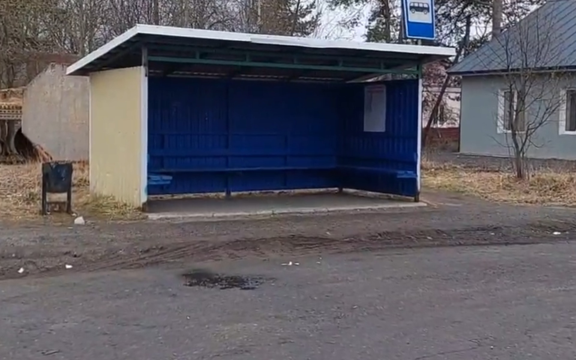«Люди выталкивают автобусы»: на Восточной в Кандалакше просят перенести остановку из грязи
