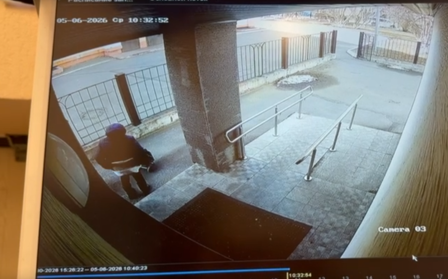 В Коле пожилая женщина сходила в туалет прямо на крыльце музея перед камерами