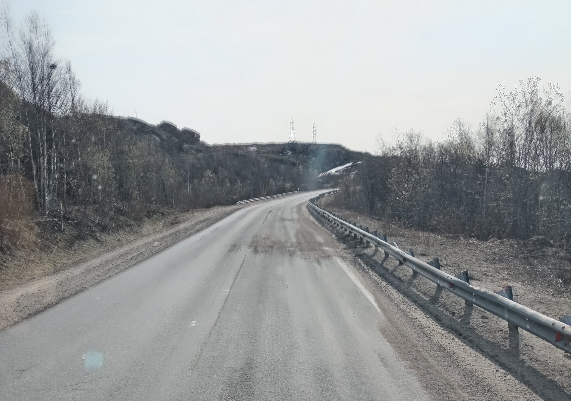 В Александровске на трассе водителю пришлось самому залатать дыры в асфальте