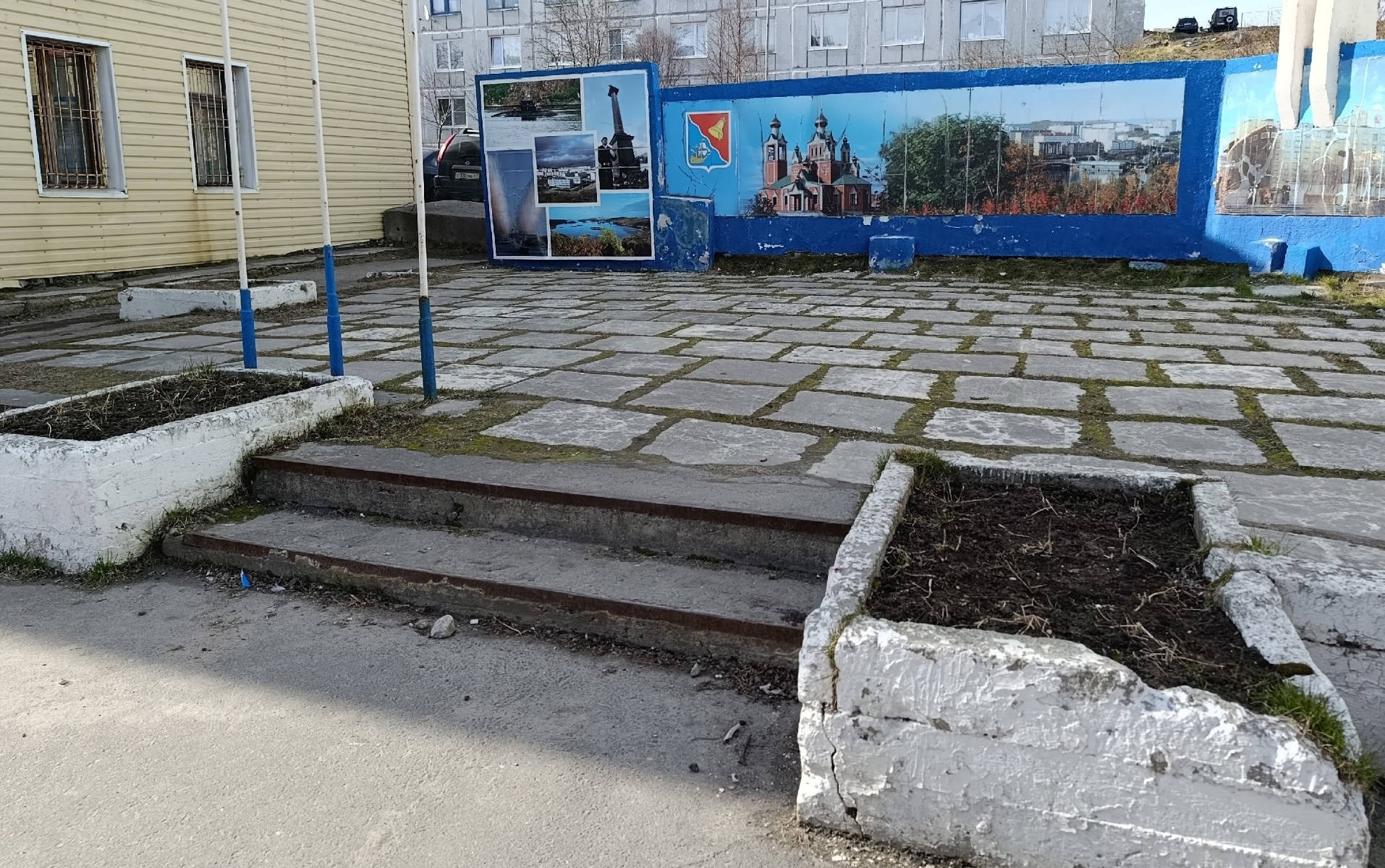 Слово «славы» вообще не видно: в Полярном стена памяти на Советской облупилась и потрескалась