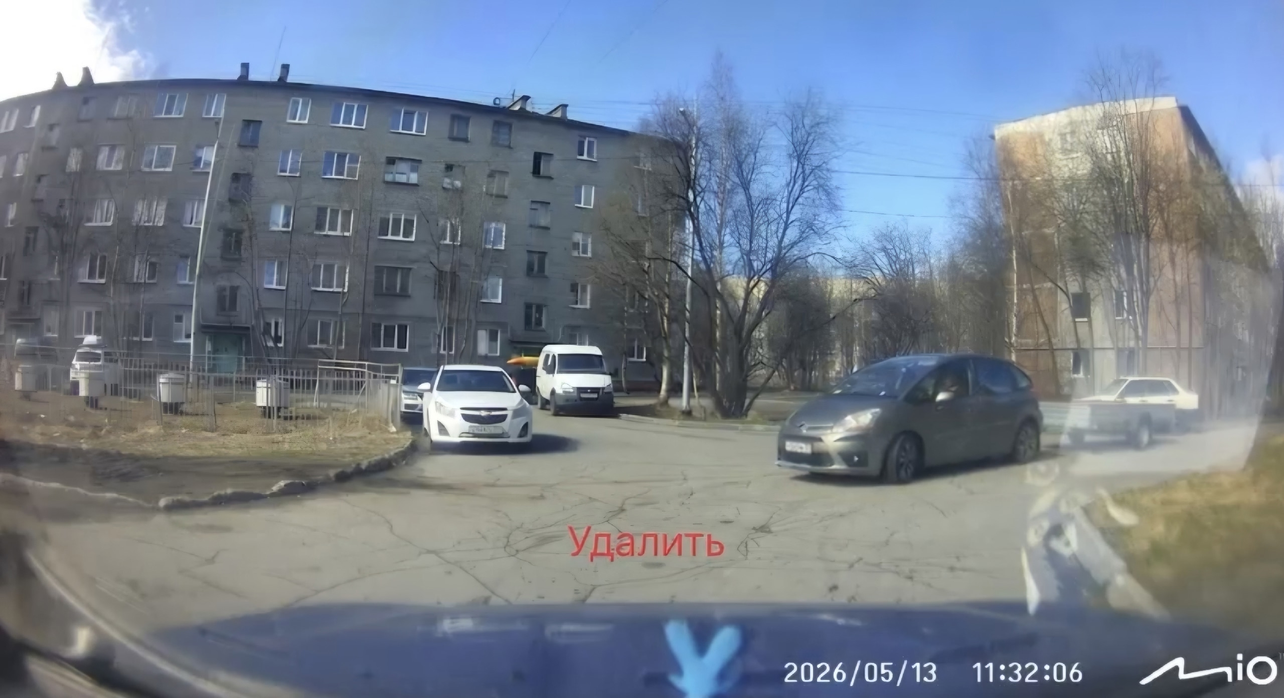 «Посмотрел и уехал»: в Апатитах «Ситроен» с прицепом протаранил «девятку» и скрылся с места ДТП