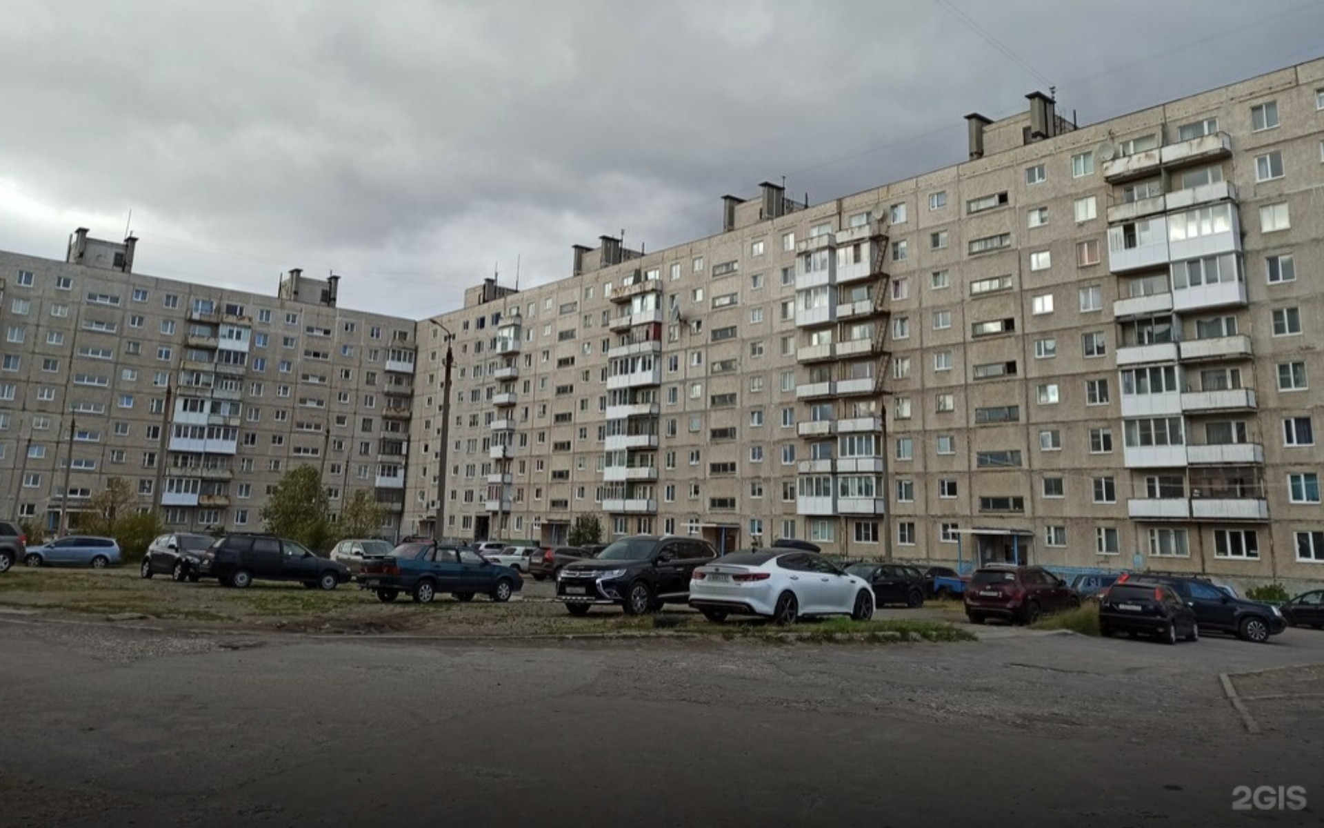«Платим за обслуживание, а бегаем с тазиками»: жильцы дома в Мончегорске пять лет страдают от текущей кровли