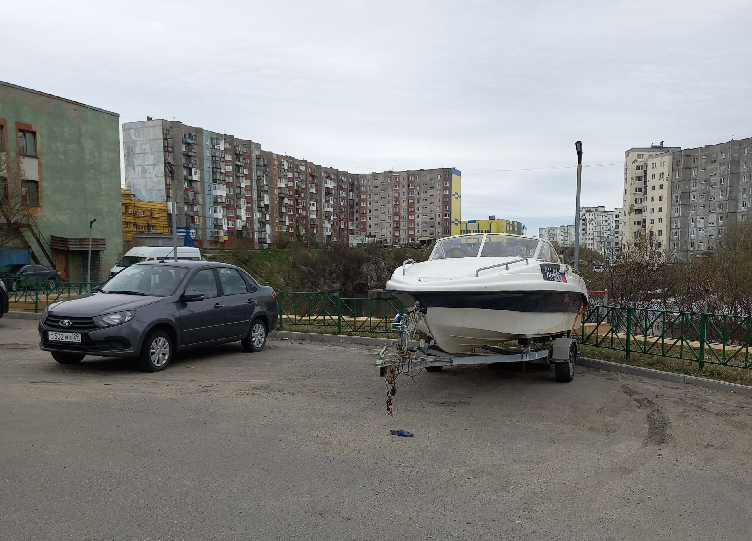 «Оккупировали катерами и автохламом»: в Александровске парковка превратилась в стихийную стоянку