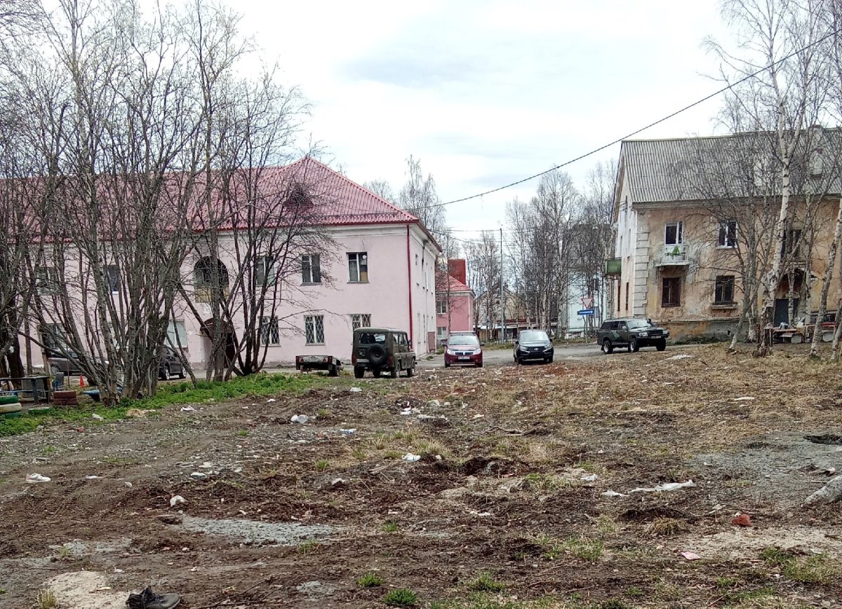 «Мы не генералы песчаных карьеров»: жители Оленегорска взбунтовались из-за трёхлетней свалки на месте снесённого дома