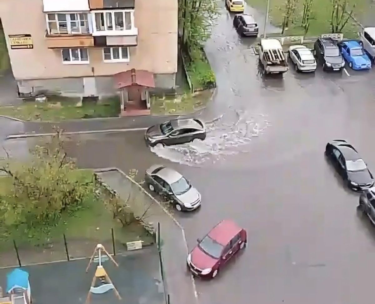 Лужа полметра глубиной: двор в Коле после ремонта пять лет затапливает «венецианским озером»