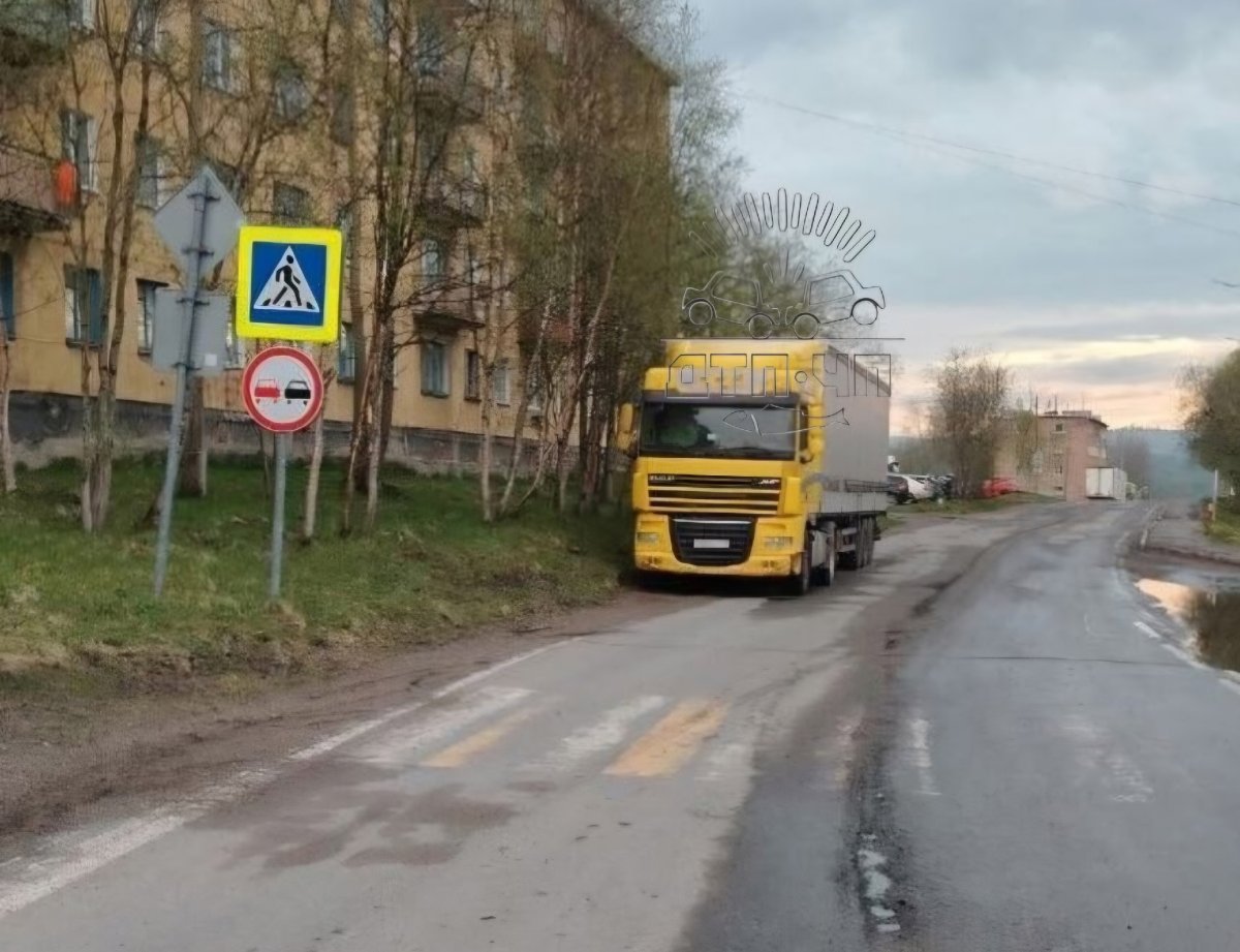 В Шонгуе грузовик закрывает видимость пешеходного перехода, в Апатитах автобус паркуется на тротуаре – соцсети
