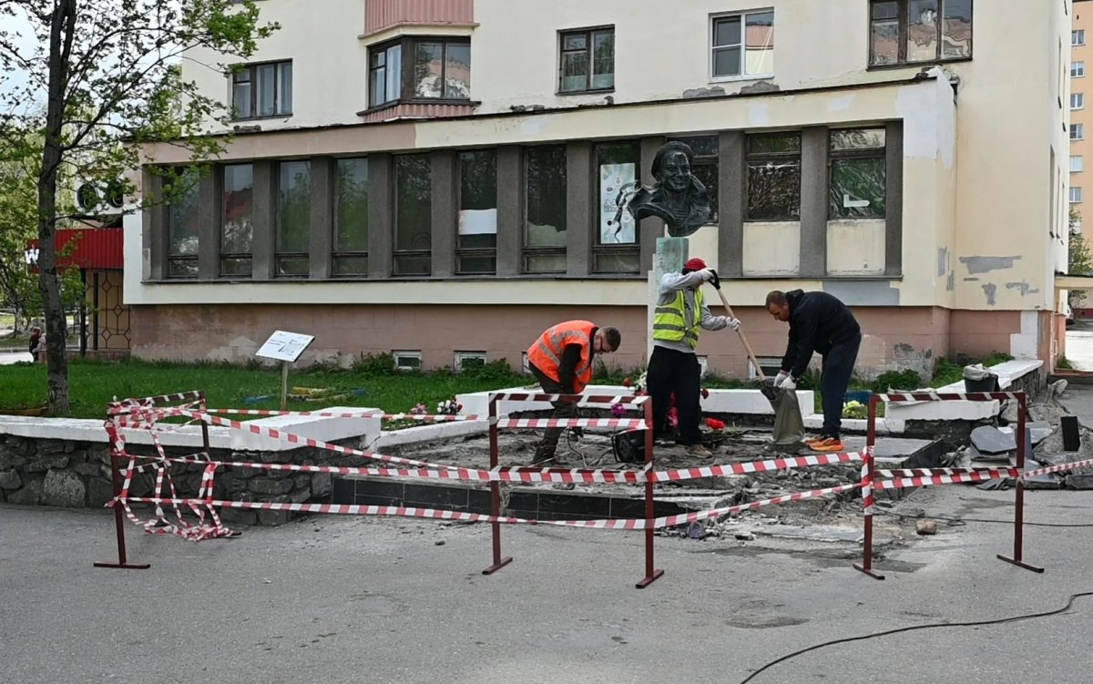 Мозаика из гранита и ступени полукругом: в Североморске обновят постамент бюста Саши Ковалева
